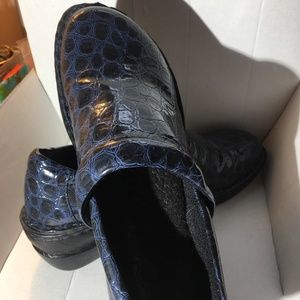 BOC nursing clogs. Very good condition. Blue shoes